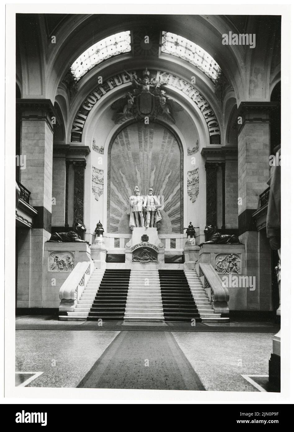 Behr Hugo (geb. 1860), Ruhmeshalle und Kaiser-Friedrich-Museum (Oberlausitzer Memorhalle), Görlitz (ohne Datum): Kaisernische Inside. Foto, 17,9 x 13,1 cm (einschließlich Scankanten) Behr Hugo (geb. 1860): Ruhmeshalle und Kaiser-Friedrich-Museum (Oberlausitzer Gedenkhalle), Görlitz (ohne DAT.) Stockfoto