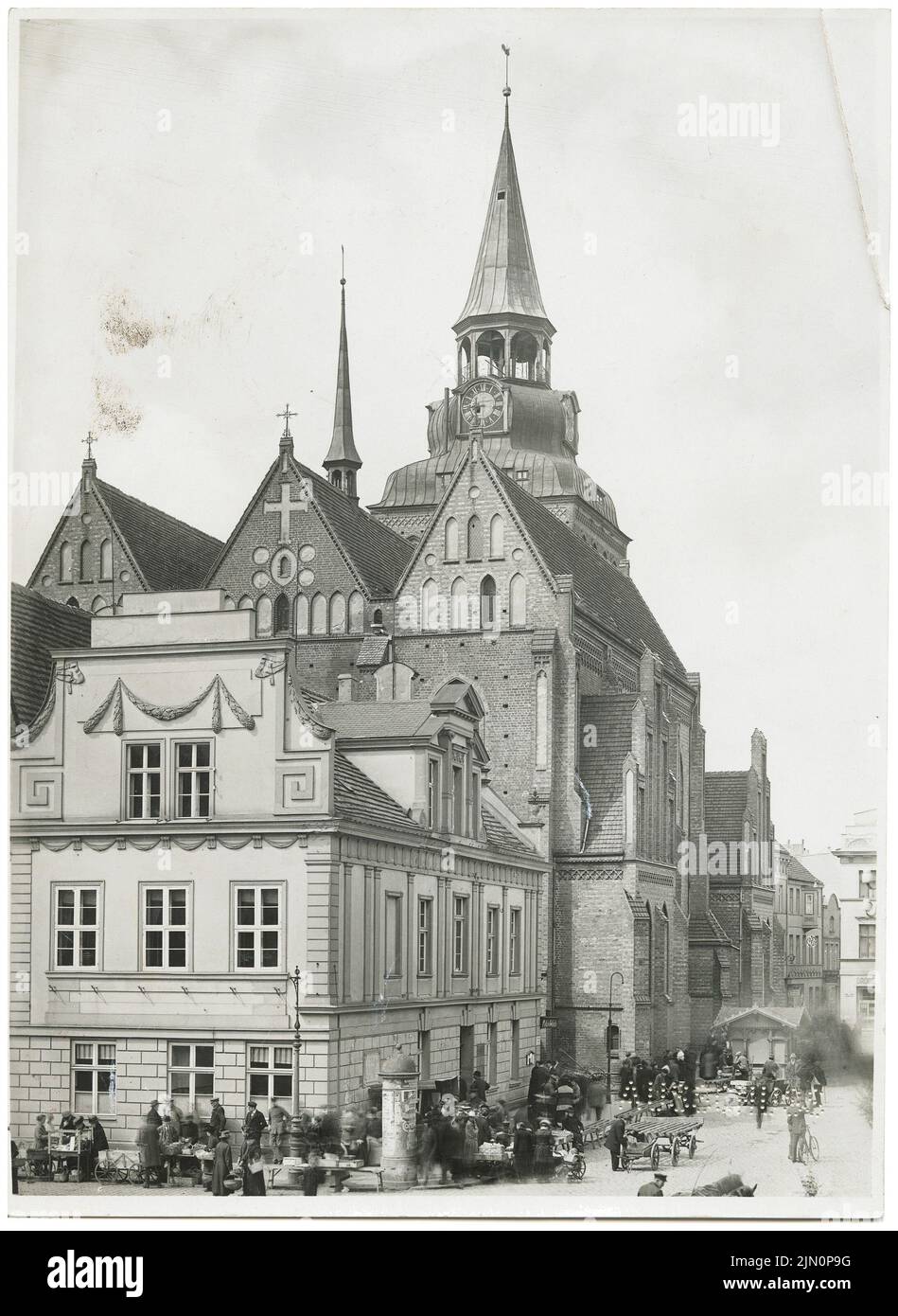 Landesbildungs-Amt Berlin, Pfarrkirche Güstrow (ohne Dat.): Blick nach Nordosten. Foto, 23,6 x 17,2 cm (inklusive Scan-Kanten) Staatliche Bildstelle Berlin: Pfarrkirche, Güstrow (ohne DAT.) Stockfoto