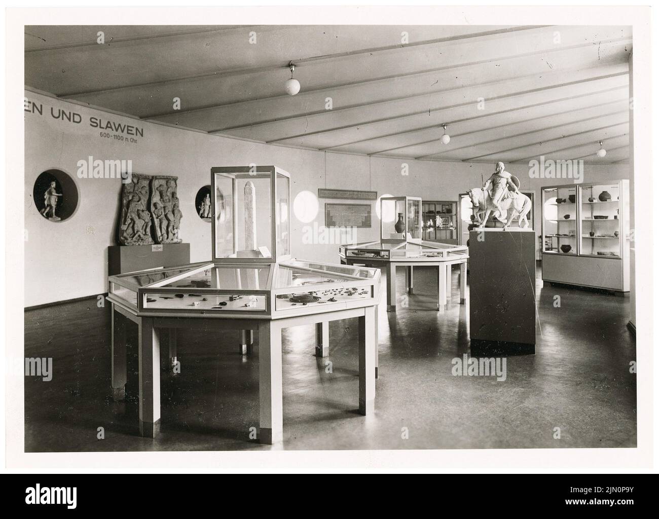 Unbekannter Fotograf, Kaisertrutz, Görlitz (ohne Datum): 2.. Stock, Abteilung Frühgeschichte. Foto, 12,4 x 17,3 cm (einschließlich Scankanten) unbekannt. Fotograf : Kaisertrutz, Görlitz (ohne DAT.) Stockfoto