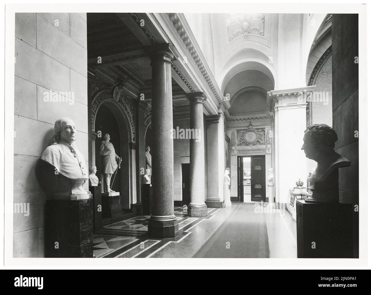 Behr Hugo (geb. 1860), Ruhmeshalle und Kaiser-Friedrich-Museum (Oberlausitzer Memorhalle), Görlitz (ohne dat.): Innenraum im Obergeschoss. Foto, 13,1 x 18 cm (einschließlich Scankanten) Behr Hugo (geb. 1860): Ruhmeshalle und Kaiser-Friedrich-Museum (Oberlausitzer Gedenkhalle), Görlitz (ohne DAT.) Stockfoto