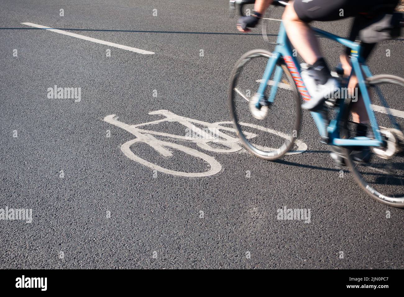 Fahrradlogo auf den Straßen Englands, um die Position des Fahrrads anzuzeigen Stockfoto