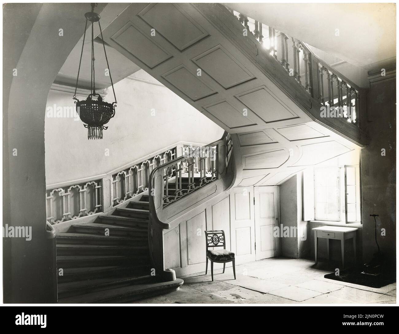 Zeisig Max, Treppe, Kunersdorf (ohne Datum): Innenansicht Treppe mit Holzgeländer, Stuhl. Foto, 17,3 x 22,5 cm (inklusive Scankanten) Zeisig Max: Treppenhaus, Kunersdorf (ohne DAT.) Stockfoto