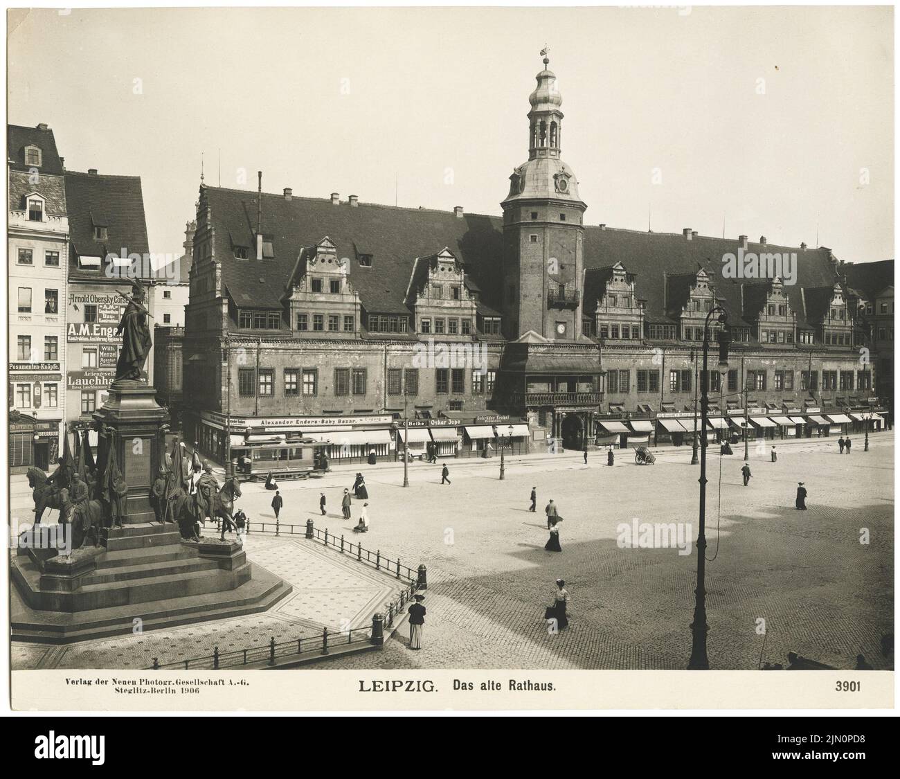 New Photographic Society (NPG), Altes Rathaus, Leipzig (1906): Vorderansicht vom Platz mit einem Denkmal. Foto, 19,5 x 24,5 cm (inklusive Scankanten) Neue Photographische Gesellschaft (NPG): Altes Rathaus, Leipzig (1906) Stockfoto
