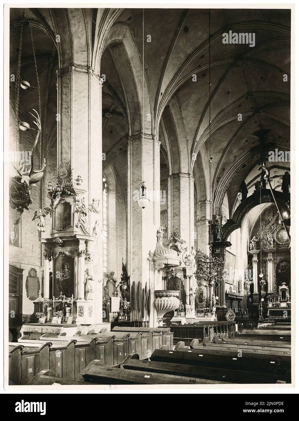 Marburger Foto, Marienkirche, Kulm (ohne Datum): Innenansicht nach Osten, mit Melusine auf der linken Seite. Foto, 17,2 x 13,1 cm (inklusive Scankanten) Marburger Foto: Marienkirche, Kulm (ohne DAT.) Stockfoto