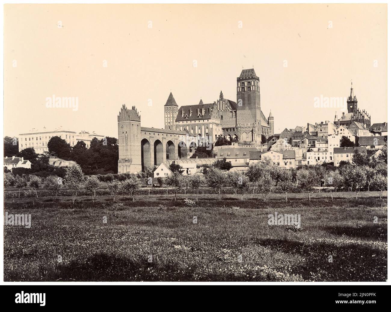 Venzke H., Ansicht der Stadt Marienwerder (ohne Datum): Von links: Regierungsgebäude, Danzig (Dansker) und Burg (Pomesan Cathedral Chapterburg), Kathedrale. Foto, 12,3 x 16,9 cm (inklusive Scan-Kanten) Venzke H.: Ansicht der Stadt Marienwerder (ohne DAT.) Stockfoto