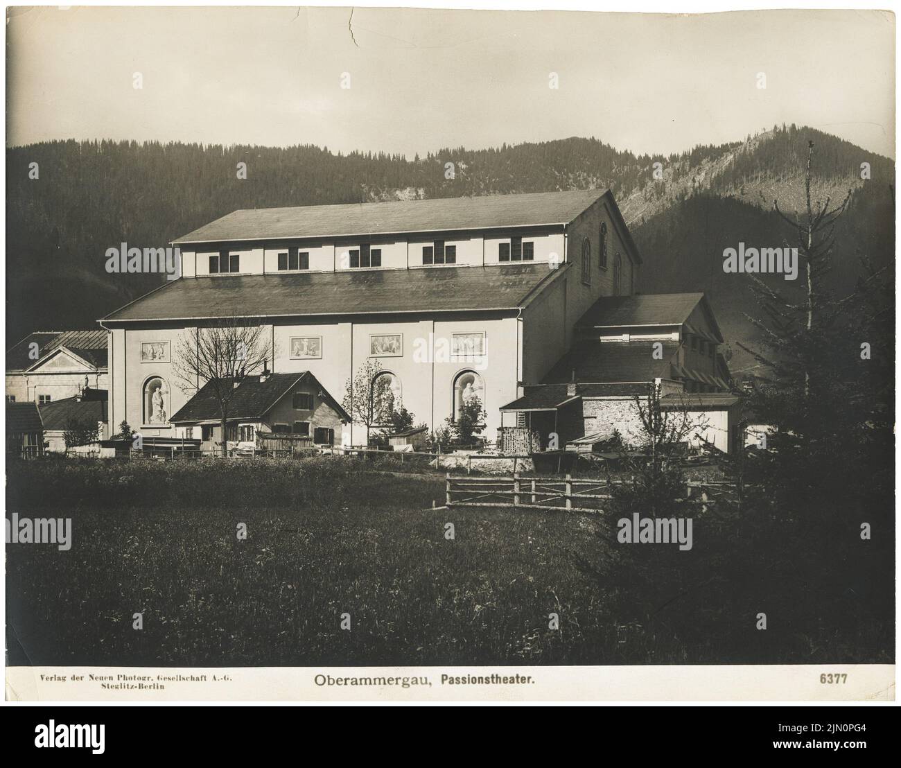 New Photographic Society (NPG), Passionstheater, Oberammergau (23. Juni 1910): Längsschnitt. Foto, 19,4 x 24,8 cm (inklusive Scankanten) Neue Photographische Gesellschaft (NPG): Passionstheater, Oberammergau (23.06.1910) Stockfoto