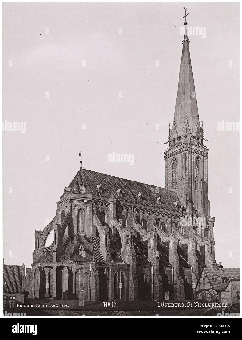 Lühr Eduard, St. Nikolai, Lüneburg (1895): Nordostansicht. Foto, 25,8 x 19,7 cm (inklusive Scan-Kanten) Lühr Eduard: St. Nikolai, Lüneburg (1895) Stockfoto