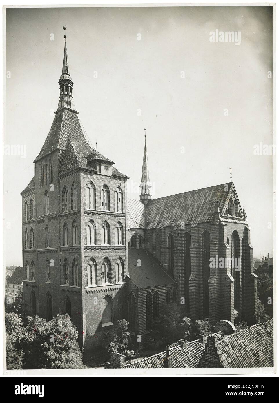 Landesbildungsamt Berlin, Marienkirche, Rostock (ohne dat.): Blick nach Südwesten. Foto, 23,3 x 17,2 cm (inklusive Scankanten) Staatliche Bildstelle Berlin: Marienkirche, Rostock (ohne DAT.) Stockfoto