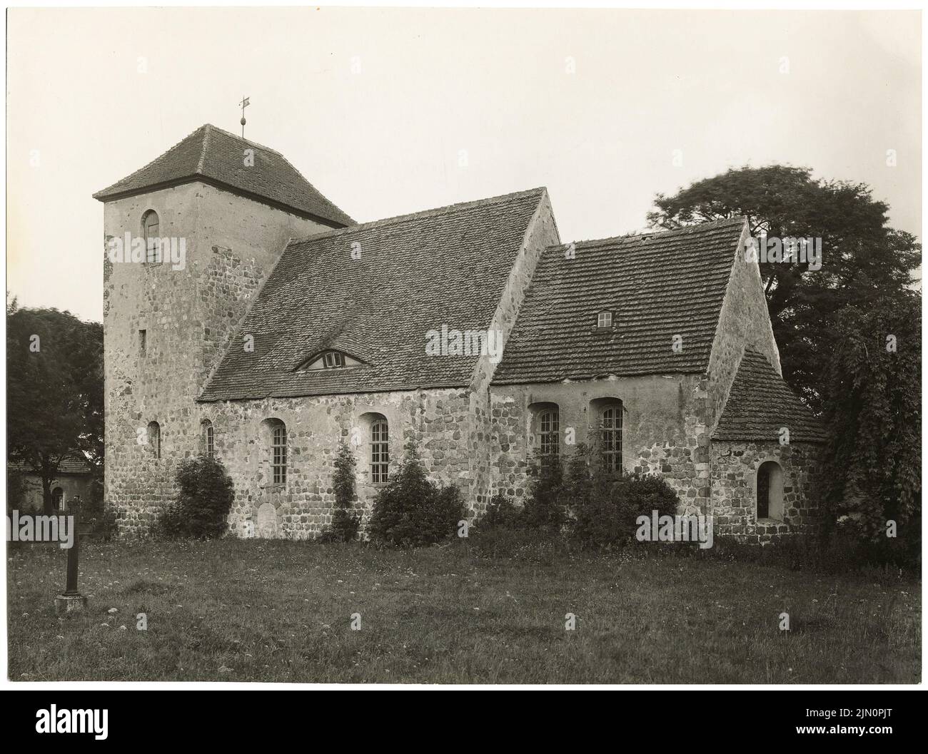 Zeisig Max, Kirche, Klosterdorf (ohne Datum): Seitenansicht. Foto, 17,1 x 23 cm (inklusive Scankanten) Zeisig Max: Kirche, Klosterdorf (ohne DAT.) Stockfoto