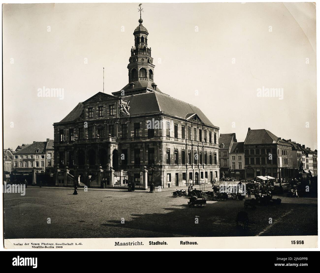 New Photographic Society (NPG), Rathaus, Maastricht (1909): Fassade. Foto, 19,4 x 24,8 cm (inklusive Scankanten) Neue Photographische Gesellschaft (NPG): Rathaus, Maastricht (1909) Stockfoto