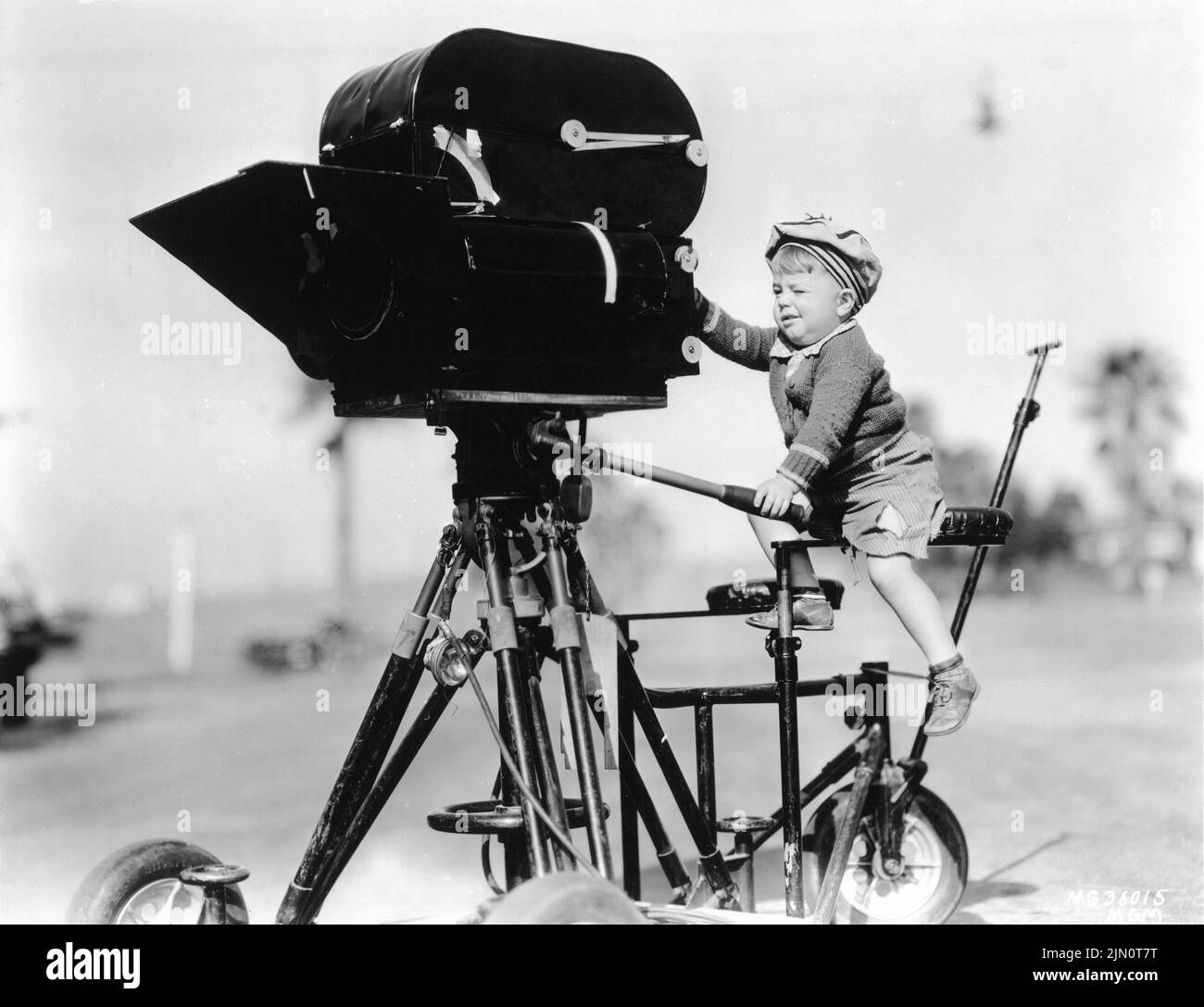 GEORGE 'SPANKY' McFarland von UNSERER BANDE 1934 am Set offen mit Filmkamera-Werbung für Hal Roach Studios / Metro Goldwyn Mayer Stockfoto