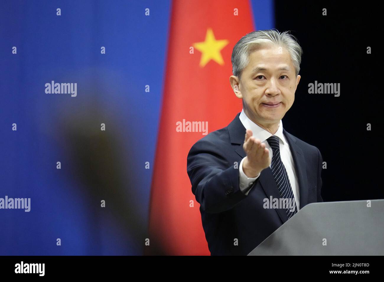 Wang Wenbin, Sprecher des chinesischen Außenministeriums, hält am 8. August 2022 eine Pressekonferenz in Peking ab. (Kyodo)==Kyodo Foto via Credit: Newscom/Alamy Live News Stockfoto
