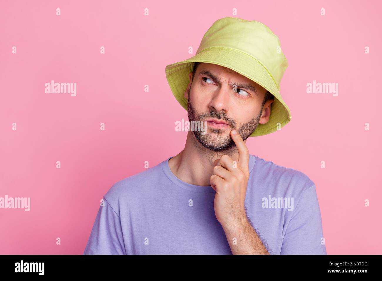 Foto von clever ernst Gentleman Junge interessiert aussehen leeren Raum Arm Finger berühren Gesicht entscheiden betrachten isoliert auf rosa Hintergrund Stockfoto