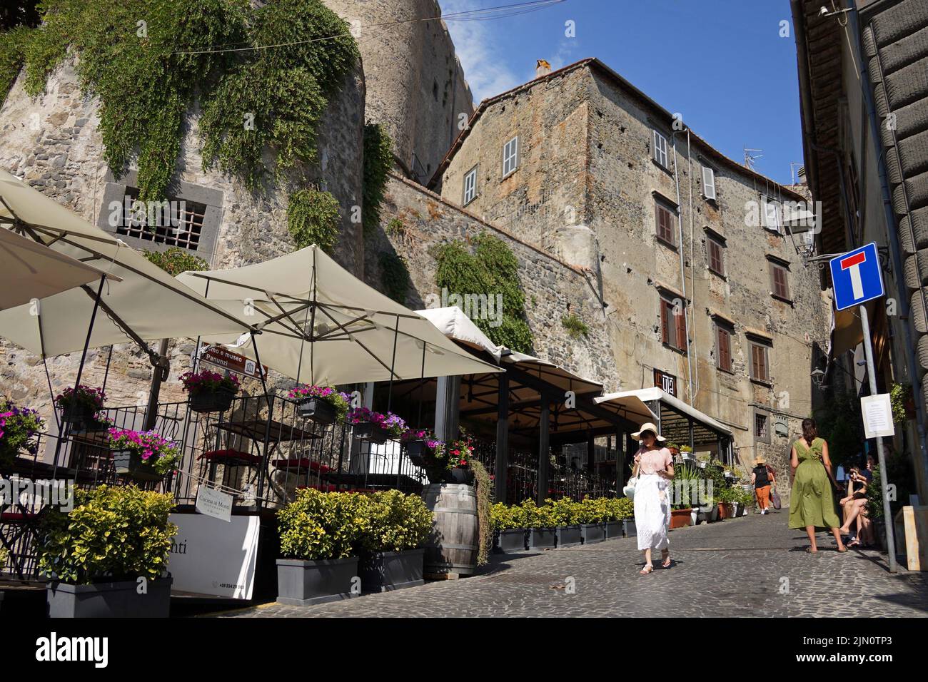 Bracciano. 7. August 2022. Touristen genießen Sightseeing in Bracciano, Italien am 7. August 2022. Quelle: Jin Mamengni/Xinhua/Alamy Live News Stockfoto