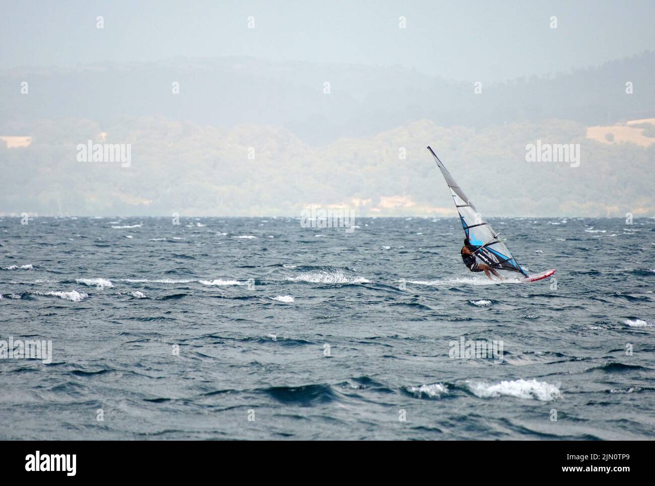 Bracciano. 7. August 2022. Am 7. August 2022 surft ein Tourist am Bracciano-See in Bracciano, Italien. Quelle: Jin Mamengni/Xinhua/Alamy Live News Stockfoto