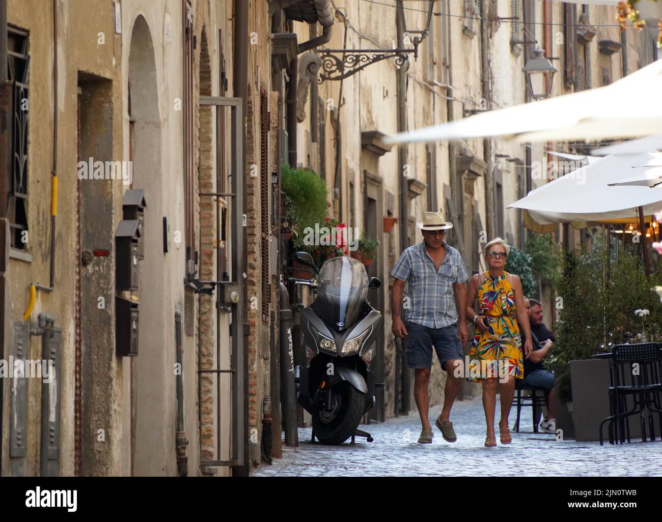 Bracciano. 7. August 2022. Touristen genießen Sightseeing in Bracciano, Italien am 7. August 2022. Quelle: Jin Mamengni/Xinhua/Alamy Live News Stockfoto