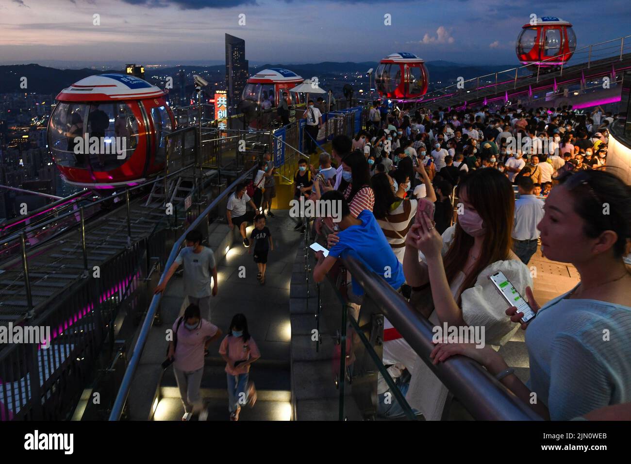 Guangzhou, Chinas Provinz Guangdong. 7. August 2022. Touristen besuchen eine Aussichtsplattform auf dem Canton Tower, einem Wahrzeichen in Guangzhou, der südchinesischen Provinz Guangdong, 7. August 2022. Touristenattraktionen, die Modernität und Geschichte verbinden, werden bei Besuchern von Guangzhou, einem der Top-Reiseziele im Sommer in China, immer beliebter. Quelle: Liu Dawei/Xinhua/Alamy Live News Stockfoto