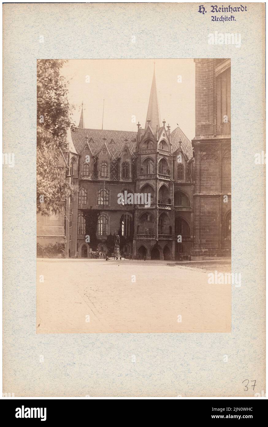 Unbekannter Fotograf, 3-stöckiges Gebäude mit einem Treppenturm (ohne Datum): Ansicht. Foto auf Karton, 24,5 x 16,5 cm (inklusive Scankanten) unbek. Fotograf : 3-geschossges Gebäude mit Treppenturm (ohne DAT.) Stockfoto