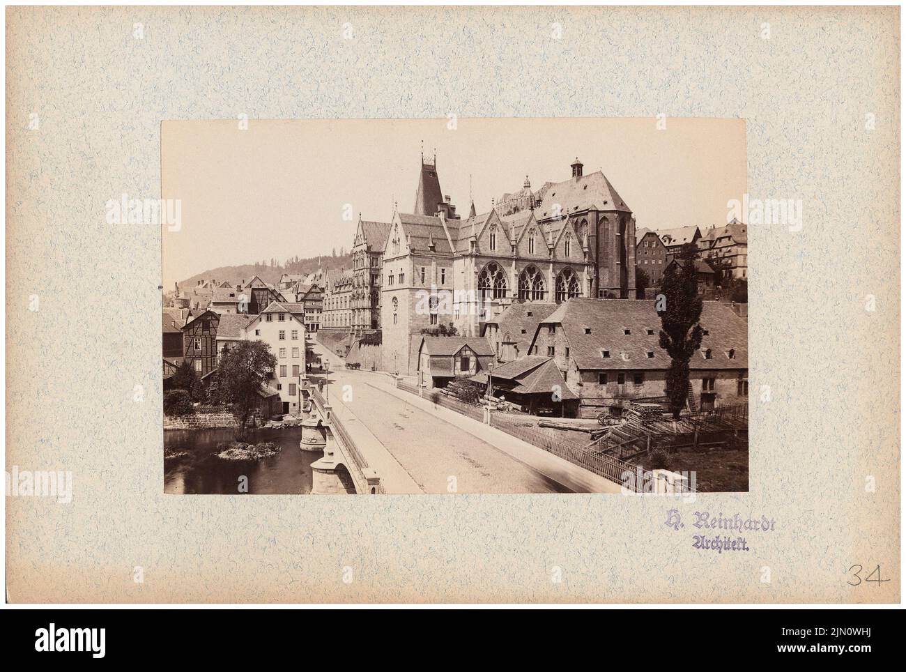 Unbekannter Fotograf, Stadtblick (ohne Datum): Planinhalt N.N. erkannt. Foto auf Karton, 16,5 x 24,5 cm (inklusive Scankanten) unbek. Fotograf : Stadtansicht (ohne DAT.) Stockfoto