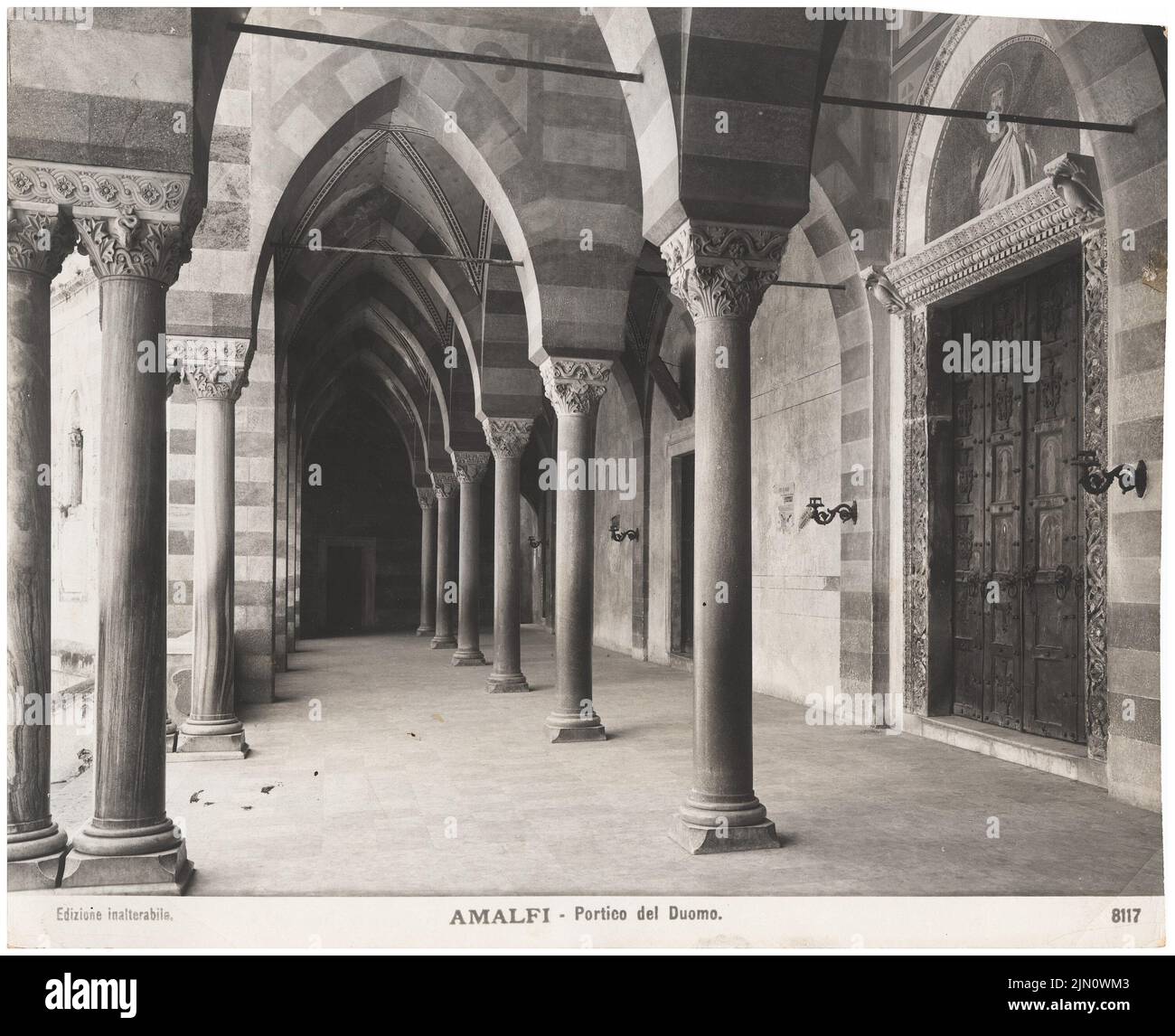 Unbekannter Fotograf, Kathedrale in Amalfi (ohne Datum): Portal. Foto, 19,7 x 24,2 cm (einschließlich Scankanten) unbekannt. Fotograf : Kathedrale in Amalfi (ohne DAT.) Stockfoto