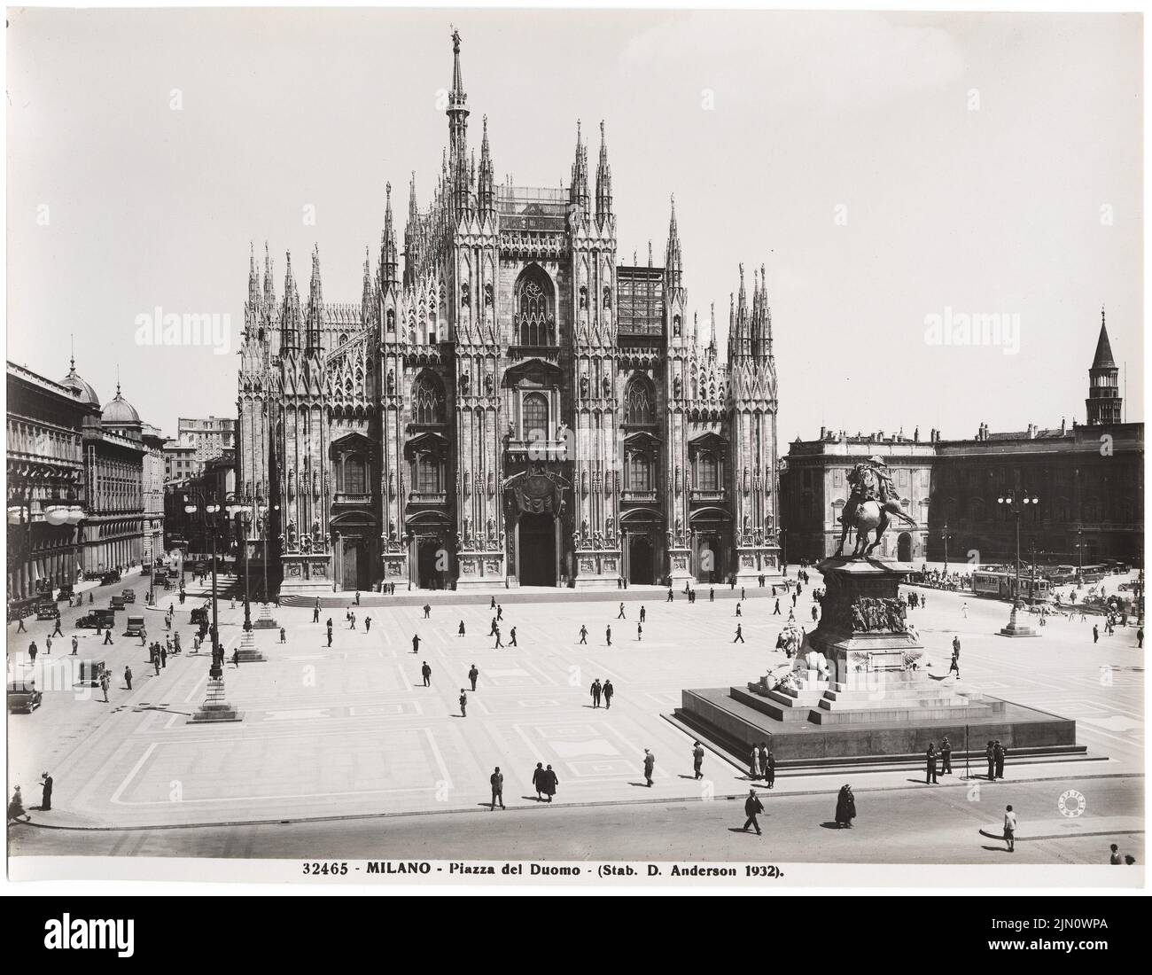 Unbekannter Fotograf, Piazza del Duomo in Mailand (ohne Datum): Ansicht. Foto, 20,4 x 26,2 cm (einschließlich Scankanten) unbekannt. Fotograf : Piazza del Duomo in Mailand (ohne DAT.) Stockfoto