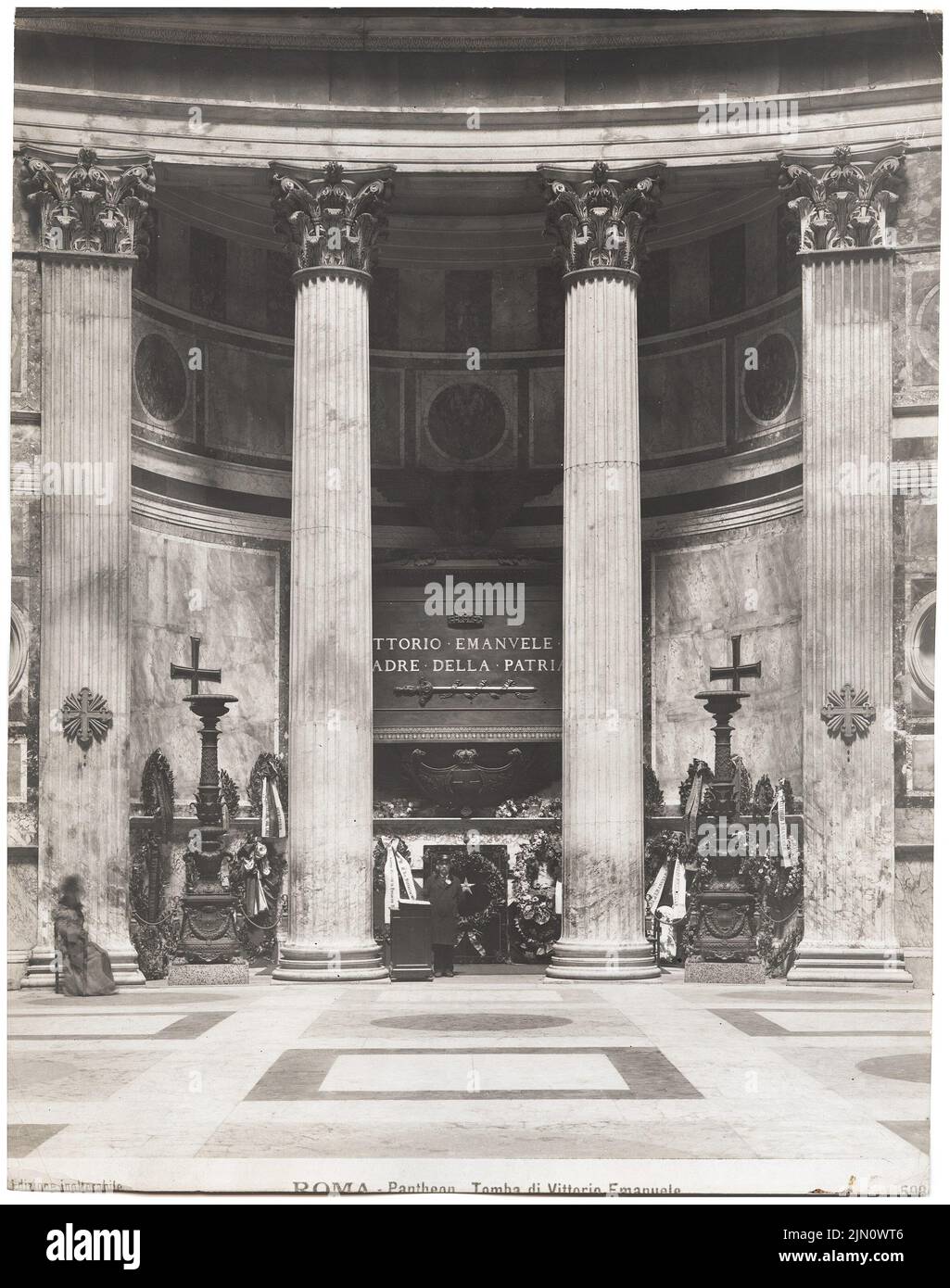 Unbekannter Fotograf, Pantheon in Rom (ohne dat.): Sarg des Vittorio Emanuele. Foto, 24,6 x 19,4 cm (einschließlich Scankanten) unbekannt. Fotograf : Pantheon in Rom (ohne DAT.) Stockfoto
