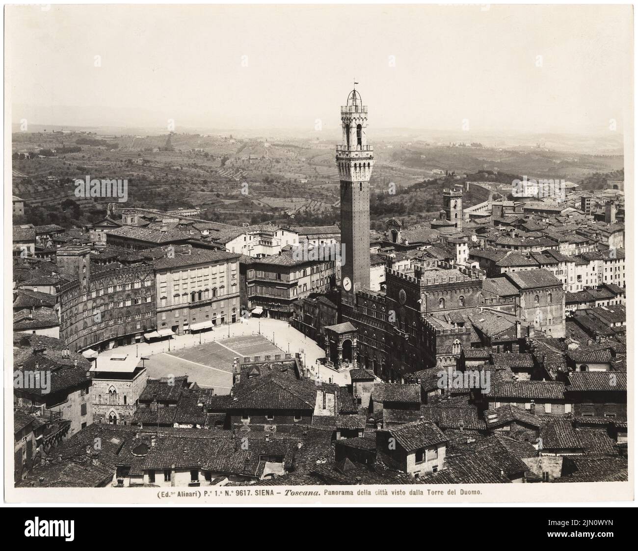 Unbekannter Fotograf, Piazza del Campo in Siena (ohne Dat.): Blick vom Turm der Kathedrale. Foto, 20,4 x 25,7 cm (einschließlich Scankanten) unbekannt. Fotograf : Piazza del Campo in Siena (ohne DAT.) Stockfoto