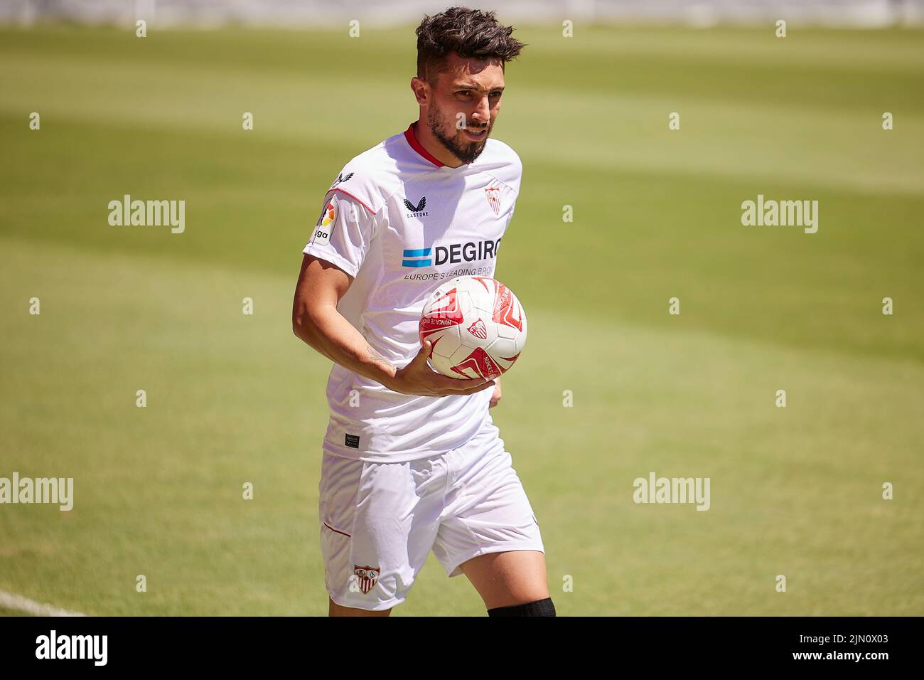 Sevilla, Spanien. 08. August 2022. Der FC Sevilla präsentiert den brasilianischen Fußballspieler Alex Telles auf einer Pressekonferenz im Stadion Ramon Sanchez-Pizjuan in Sevilla als Neusignatur. Alex Telles schließt sich dem FC Sevilla aufgrund eines Darlehensdeals von Manchester United an. (Foto: Gonzales Photo/Alamy Live News Stockfoto