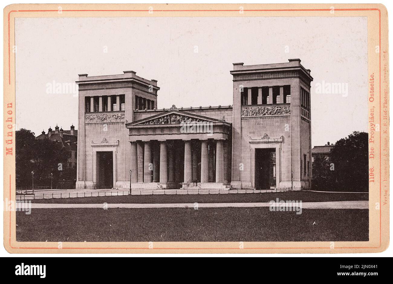 Klenze Leo von (1784-1864), Propyläer in München (ohne Datum): Ansicht. Foto, 11 x 16,7 cm (inklusive Scankanten) Klenze Leo von (1784-1864): Propyläen in München (ohne DAT.) Stockfoto