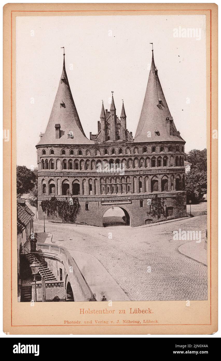 Nöhring Johannes (1834-1913), Holstentor in Lübeck (ohne Datum): Ansicht. Foto, 16,9 x 11,1 cm (inklusive Scankanten) Nöhring Johannes (1834-1913): Holstentor in Lübeck (ohne DAT.) Stockfoto