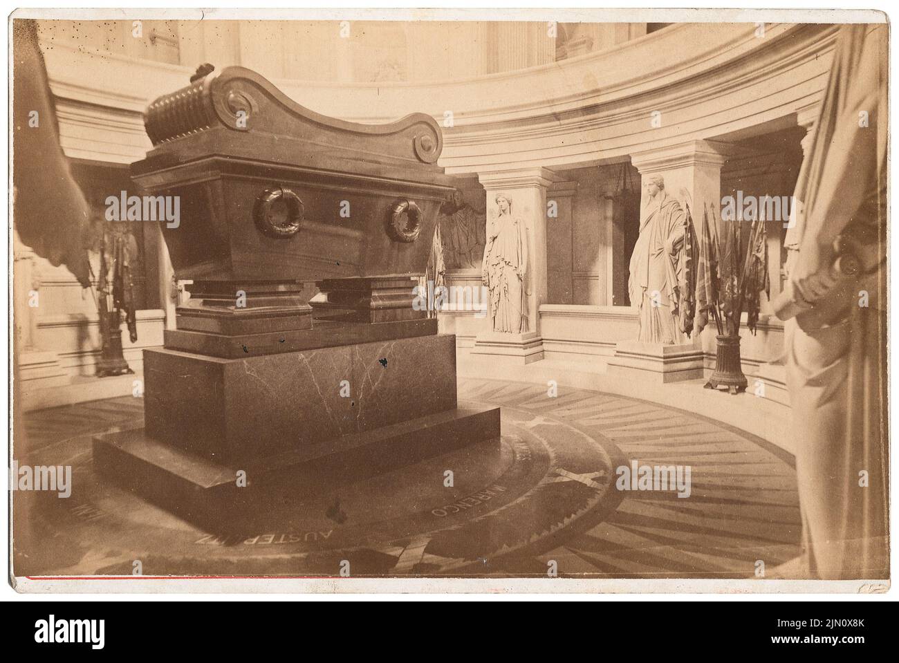 Unbekannter Fotograf, Invalidendom in Paris (ohne dat.): Grab Napoleons. Foto, 11,1 x 16,6 cm (einschließlich Scankanten) unbekannt. Fotograf : Invalidendom in Paris (ohne DAT.) Stockfoto