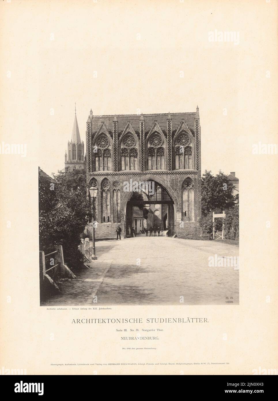 Unbekannter Architekt, Stargarder Tor, Neubrandenburg. (Aus: Architectural Study Sheets, Series III, No. 38) (1888): Ansicht. Leichter Druck auf Papier, 48,4 x 35,9 cm (einschließlich Scankanten) N.N. : Stargarder Tor, Neubrandenburg. (Aus: Architektonische Studienblätter, Serie III, Nr. 38) Stockfoto