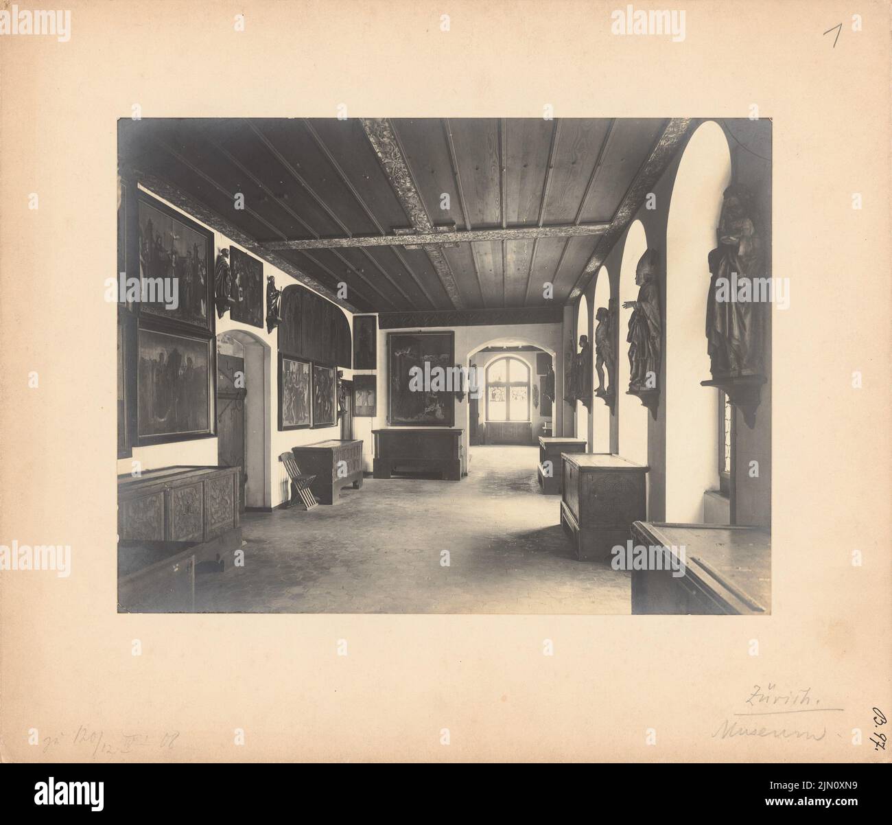 Unbekannter Fotograf, Schweizerisches Landesmuseum in Zürich (ohne Datum): Interieur. Foto auf Karton, 25,6 x 29,9 cm (einschließlich Scankanten) N.N. : Schweizerisches Landesmuseum, Zürich Stockfoto