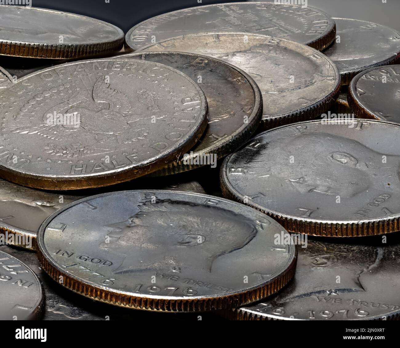 Eine Nahaufnahme eines Stapels von US-amerikanischen Kennedy-Halbdollar-Münzen Stockfoto