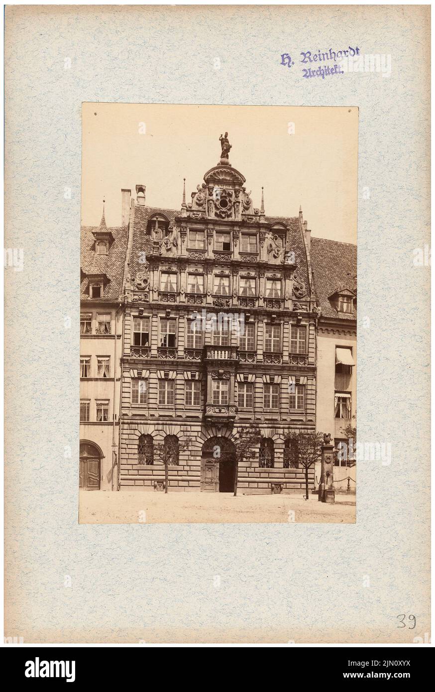 Unbekannter Fotograf, 3-stöckiges Gebäude mit Renaissance siebel (ohne Dat.): Ansicht. Foto auf Karton, 24,5 x 16,5 cm (inklusive Scankanten) unbek. Fotograf : 3-geschossges Gebäude mit Renaissancegiebel (ohne DAT.) Stockfoto