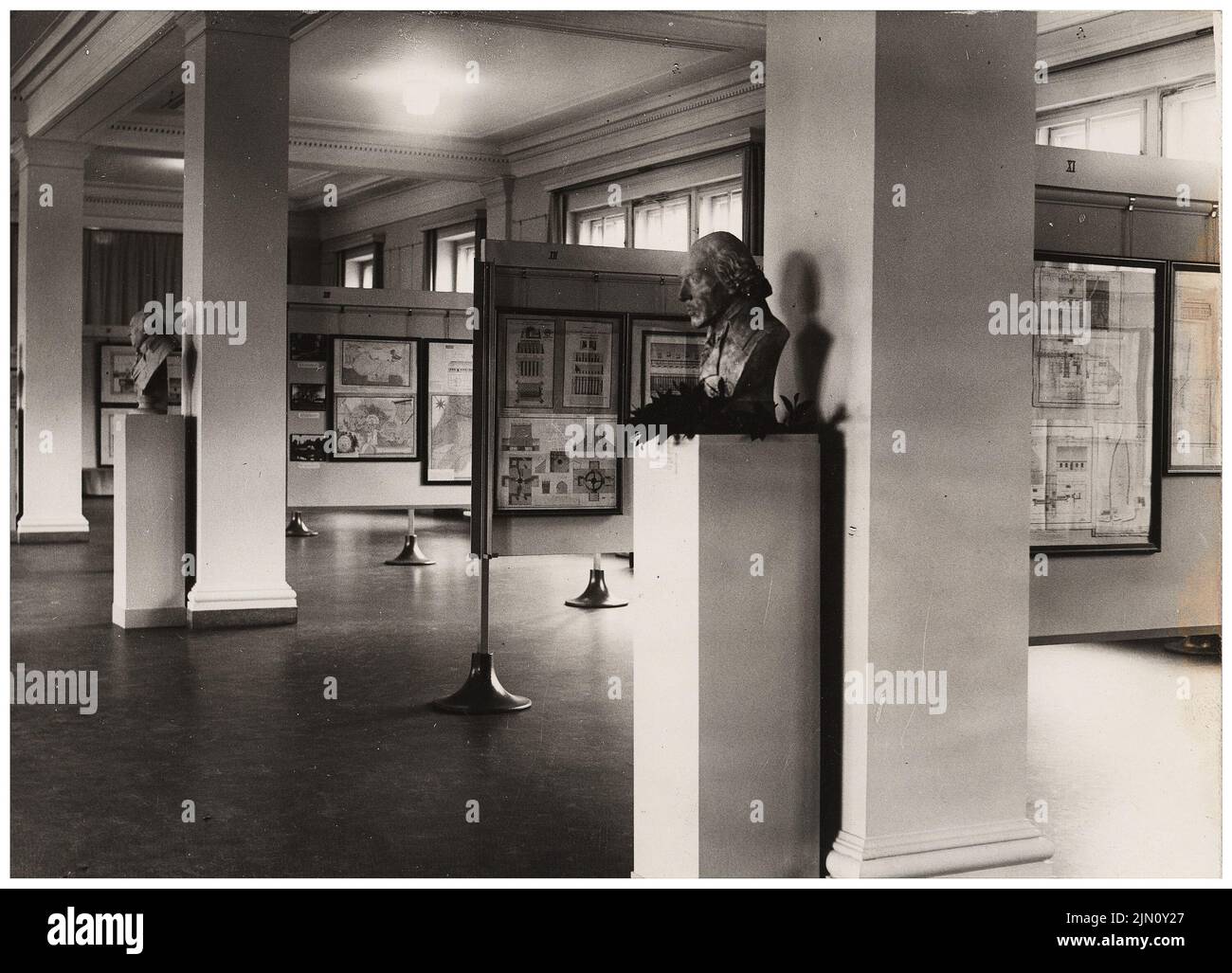 Unbekannter Fotograf, Ausstellungsraum (ohne Datum): Interieur. Foto, 13,1 x 18,2 cm (einschließlich Scankanten) unbekannt. Fotograf : Ausstellungsraum (ohne DAT.) Stockfoto