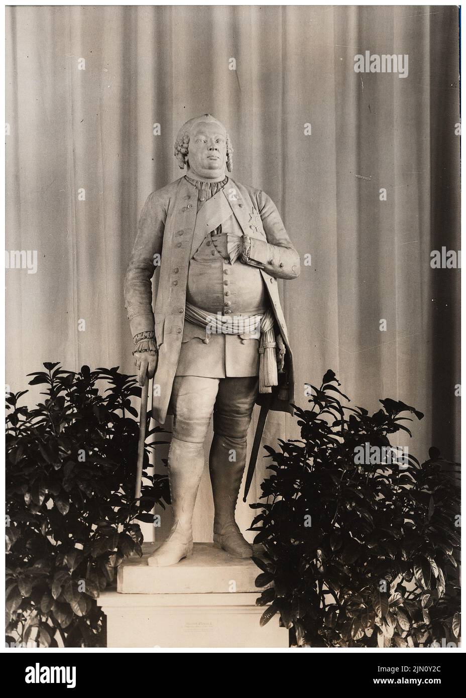 Unbekannter Fotograf, Skulptur Friedrich Wilhelm II. (?) (Ohne Dat.): Ansicht. Foto, 18,3 x 13,1 cm (einschließlich Scankanten) unbekannt. Fotograf : Skulptur Friedrich Wilhelm II.. (?) (Ohne DAT.) Stockfoto