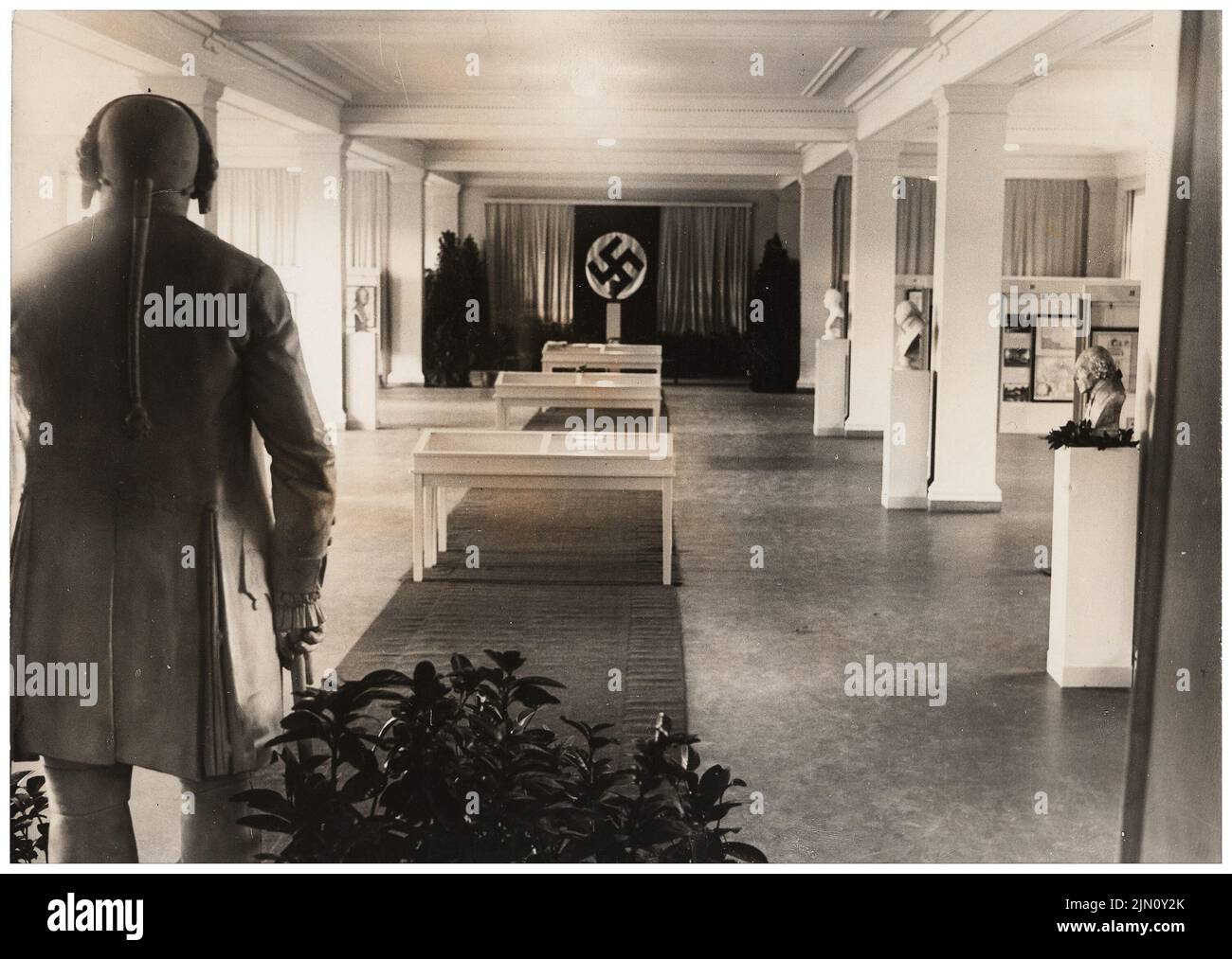 Unbekannter Fotograf, Ausstellungsraum (ohne Datum): Interieur. Foto, 13,1 x 18,5 cm (einschließlich Scankanten) unbekannt. Fotograf : Ausstellungsraum (ohne DAT.) Stockfoto