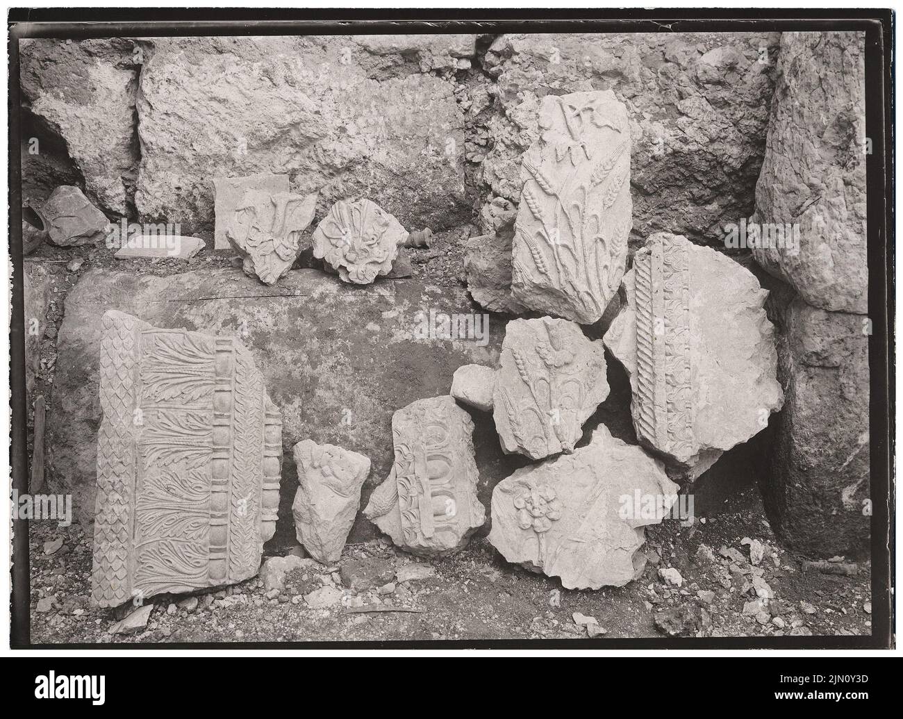Unbekannter Fotograf, Strahlfragmente in Baalbek (ohne dat.): Ansicht. Foto, 13,3 x 18,3 cm (einschließlich Scankanten) unbekannt. Fotograf : Gebälkfragmente in Baalbek (ohne DAT.) Stockfoto