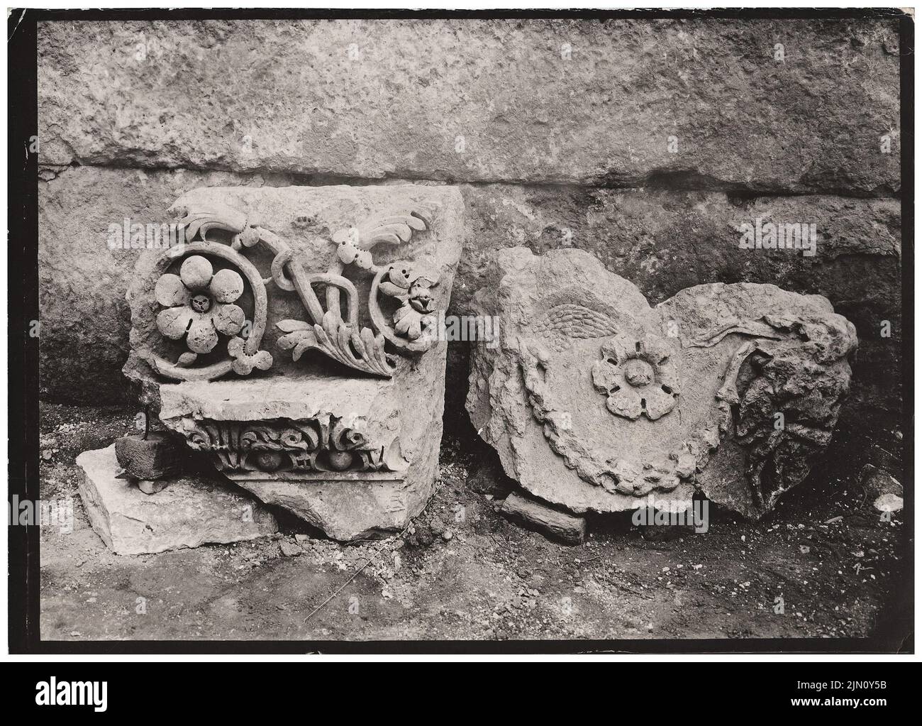 Unbekannter Fotograf, Strahlfragmente in Baalbek (ohne dat.): Ansicht. Foto, 13,1 x 18,3 cm (einschließlich Scankanten) unbekannt. Fotograf : Gebälkfragmente in Baalbek (ohne DAT.) Stockfoto