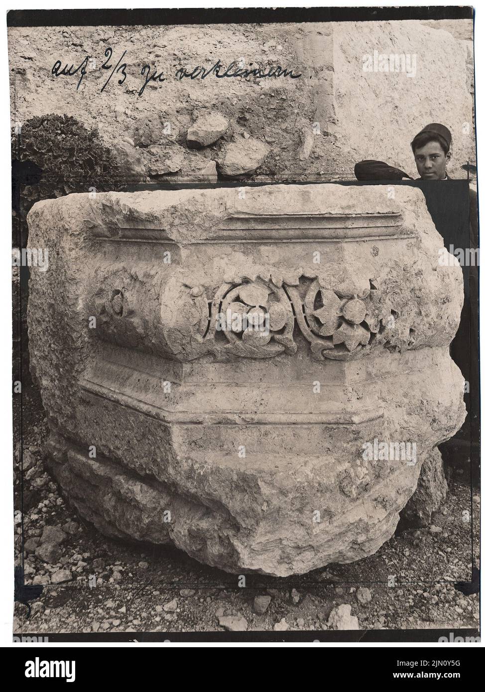 Unbekannter Fotograf, Tempelfragment in Baalbek (ohne dat.): Ansicht. Foto, 20,2 x 15,2 cm (einschließlich Scankanten) unbekannt. Fotograf : Tempelfragment in Baalbek (ohne DAT.) Stockfoto