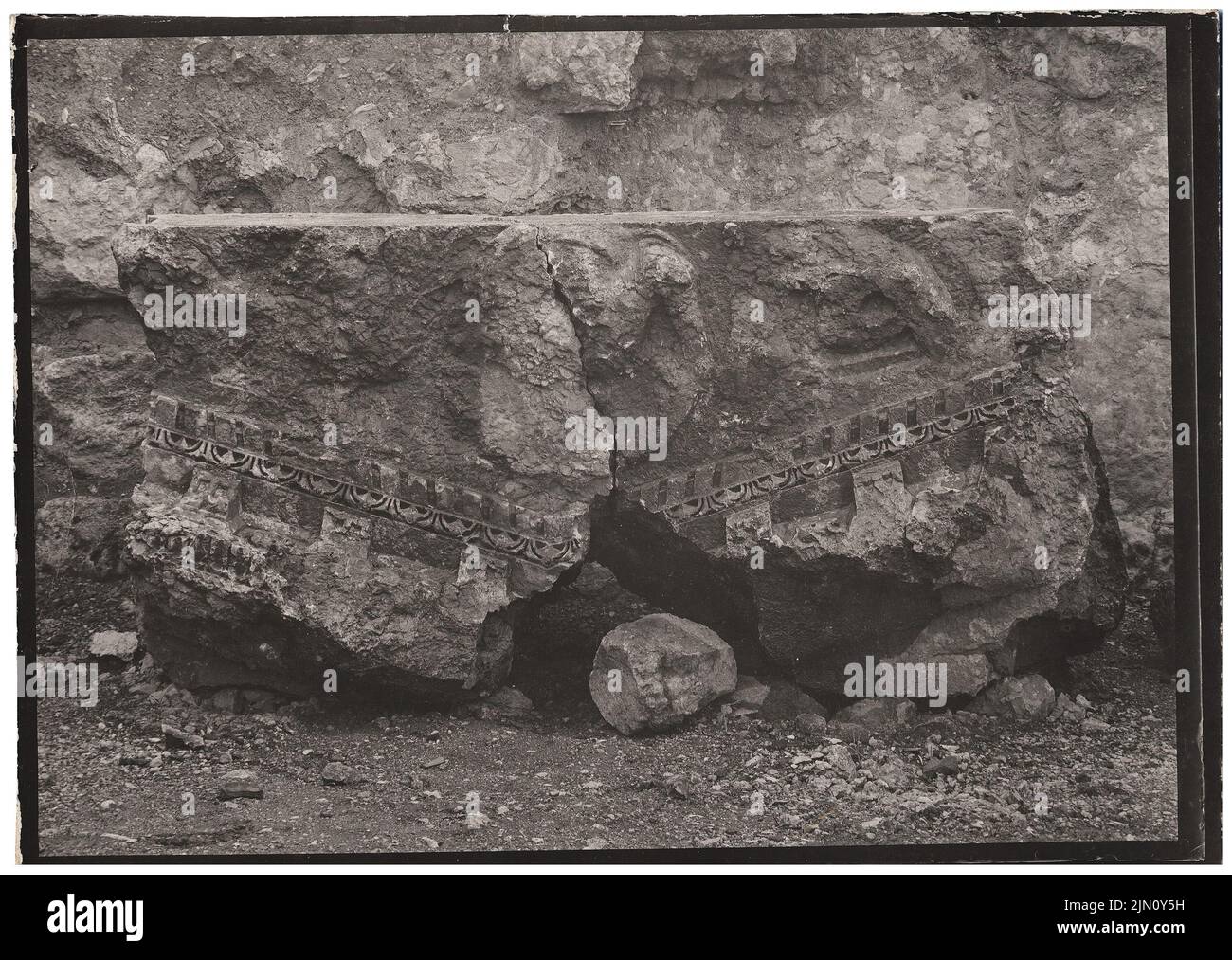 Unbekannter Fotograf, Strahlfragment in Baalbek (ohne dat.): Ansicht. Foto, 13,1 x 18,4 cm (einschließlich Scankanten) unbekannt. Fotograf : Gebälksfragment in Baalbek (ohne DAT.) Stockfoto