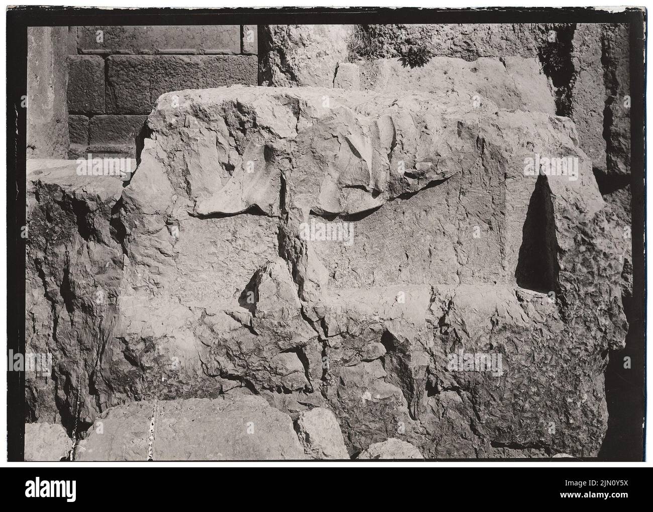 Unbekannter Fotograf, Fragment in Baalbek (ohne Datum): Detailansicht. Foto, 13,2 x 18,4 cm (einschließlich Scankanten) unbekannt. Fotograf : Fragment in Baalbek (ohne DAT.) Stockfoto