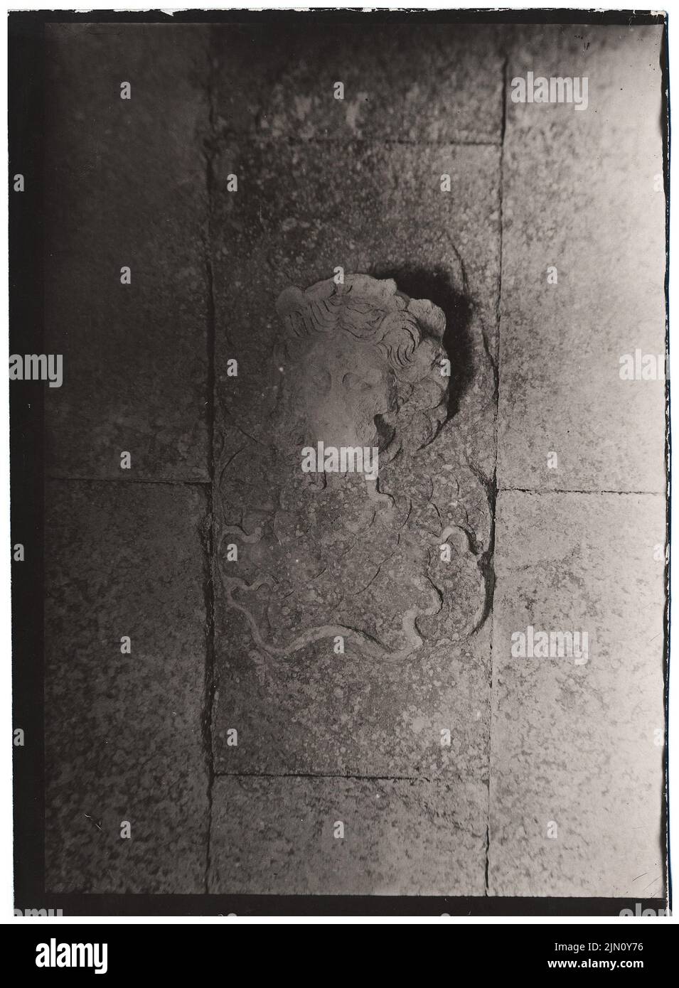 Unbekannter Fotograf, Wanddetail in Baalbek (ohne Datum): Schmuckstein. Foto, 18,1 x 13,3 cm (einschließlich Scankanten) unbekannt. Fotograf : Wanddetail in Baalbek (ohne DAT.) Stockfoto