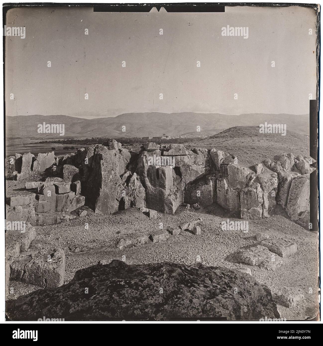 Unbekannter Fotograf, Ruinen in Baalbek (ohne Datum): Ansicht. Foto, 20,3 x 20,3 cm (einschließlich Scankanten) unbekannt. Fotograf : Ruinen in Baalbek (ohne DAT.) Stockfoto