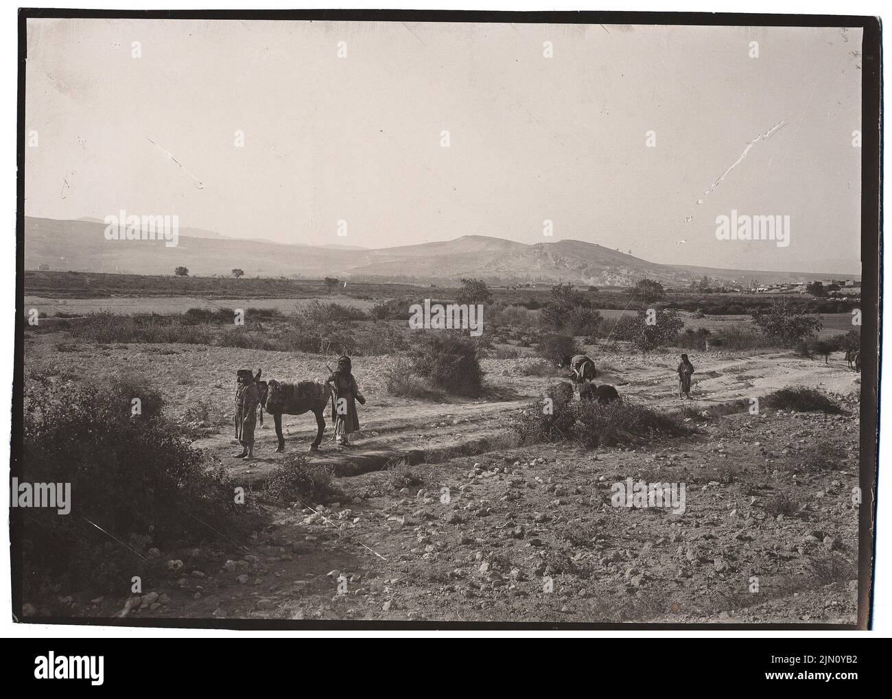 Unbekannter Fotograf, Landschaft mit Einheimischen in Baalbek (ohne Datum): Planinhalt N.N. entdeckt. Foto, 13,1 x 18,3 cm (einschließlich Scankanten) unbekannt. Fotograf : Landschaft mit Einheimischen in Baalbek (ohne DAT.) Stockfoto