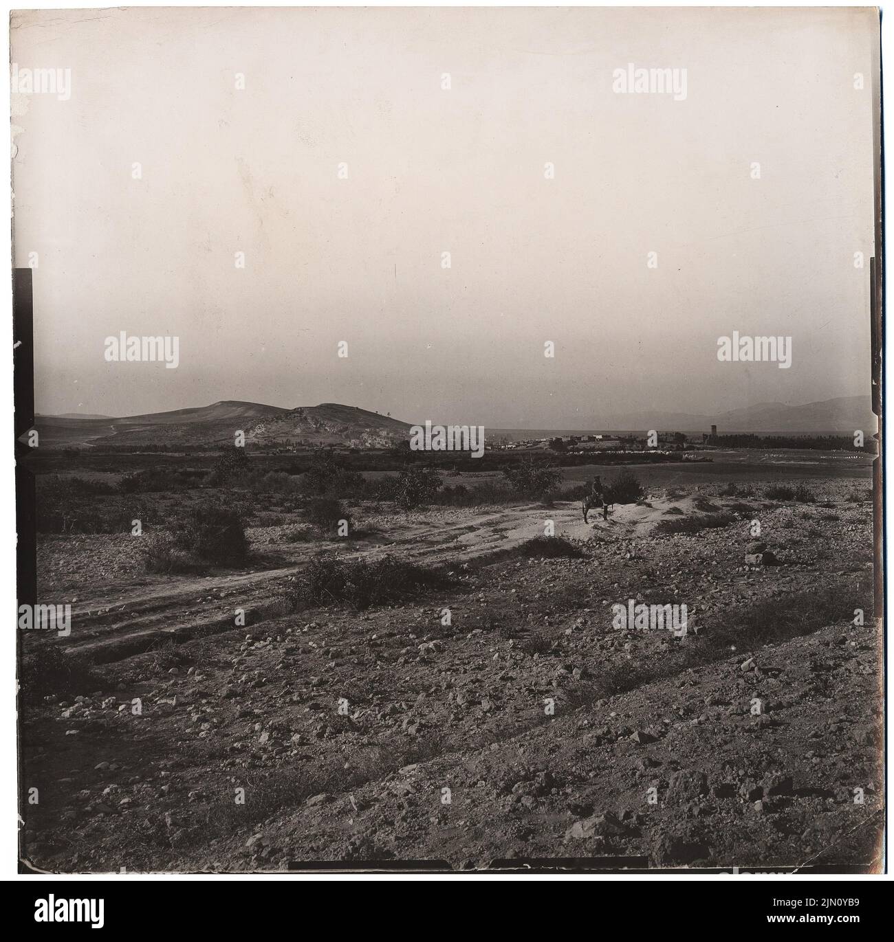 Unbekannter Fotograf, Landschaft mit Siedlung in Baalbek (ohne Datum): Planinhalt N.N. entdeckt. Foto, 20,1 x 20,4 cm (einschließlich Scankanten) unbekannt. Fotograf : Landschaft mit Siedlung in Baalbek (ohne DAT.) Stockfoto