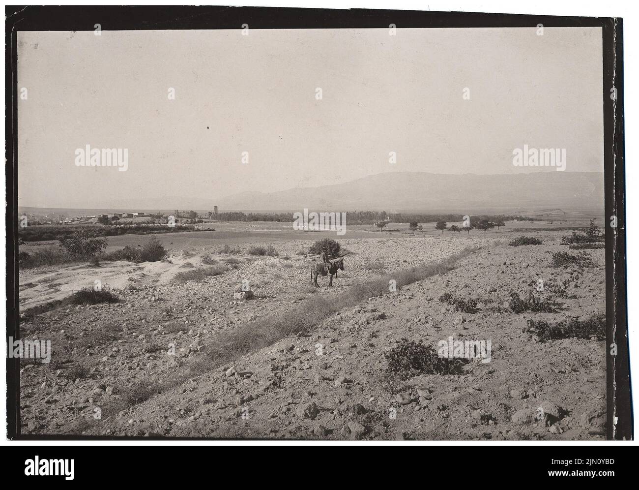 Unbekannter Fotograf, Landschaft mit Siedlung in Baalbek (ohne Datum): Planinhalt N.N. entdeckt. Foto, 13,1 x 18,8 cm (einschließlich Scankanten) unbekannt. Fotograf : Landschaft mit Siedlung in Baalbek (ohne DAT.) Stockfoto