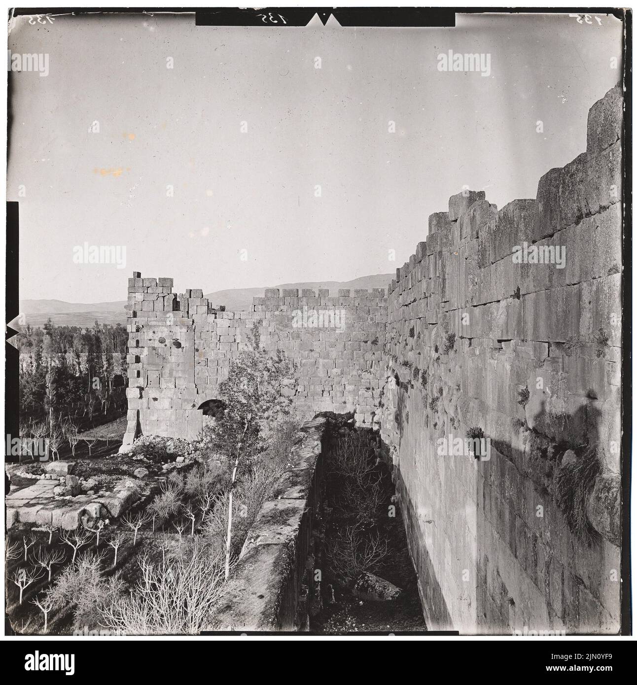 Unbekannter Fotograf, Wand, Stadtmauer (?) In Baalbek (ohne Dat.): Aussicht. Foto, 20,3 x 20,2 cm (einschließlich Scankanten) unbekannt. Fotograf : Wand, Stadtmauer (?) In Baalbek (ohne DAT.) Stockfoto