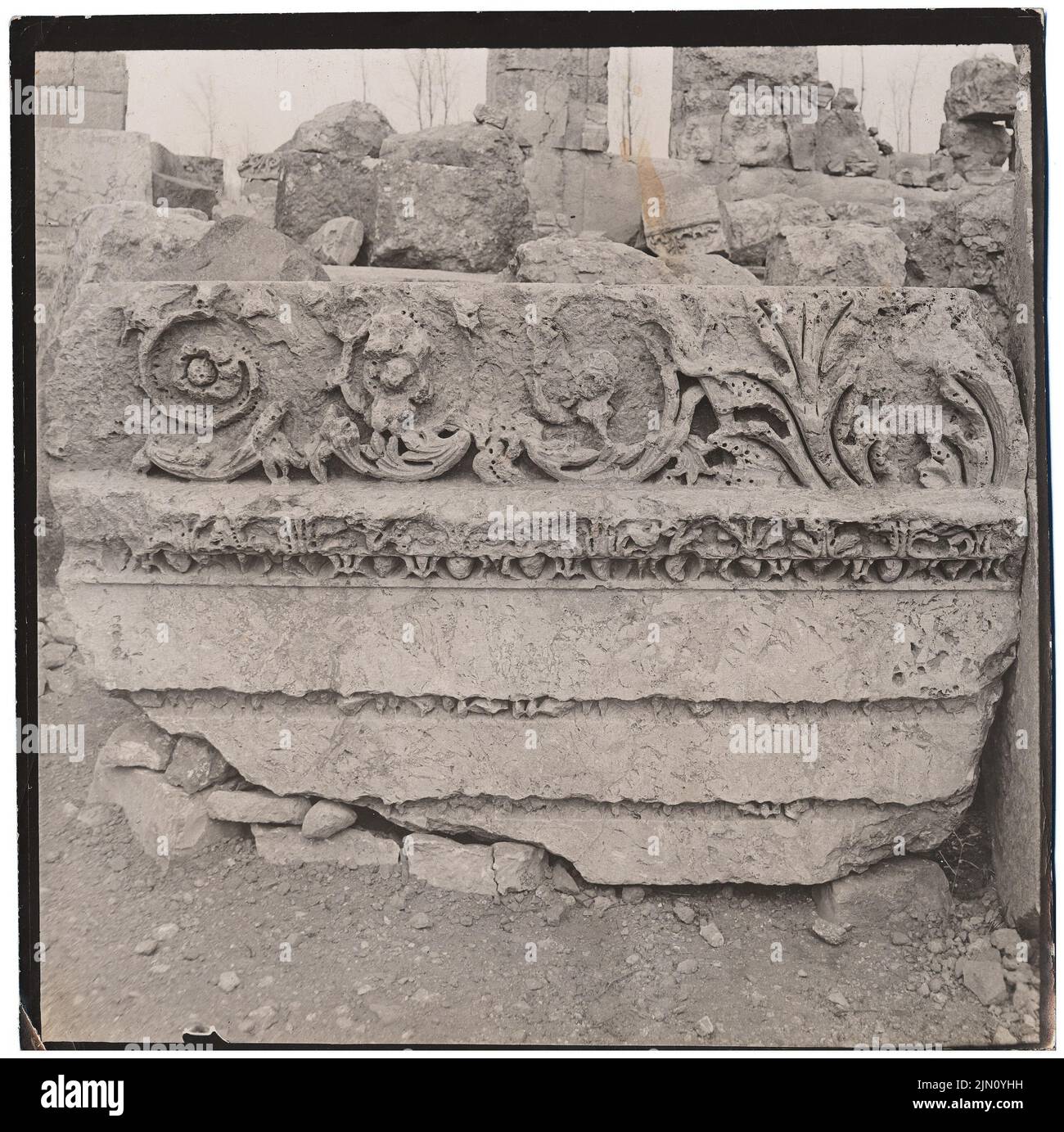 Unbekannter Fotograf, Strahlfragment in Baalbek (ohne dat.): Ansicht. Foto, 20,2 x 20,3 cm (einschließlich Scankanten) unbekannt. Fotograf : Gebälksfragment in Baalbek (ohne DAT.) Stockfoto